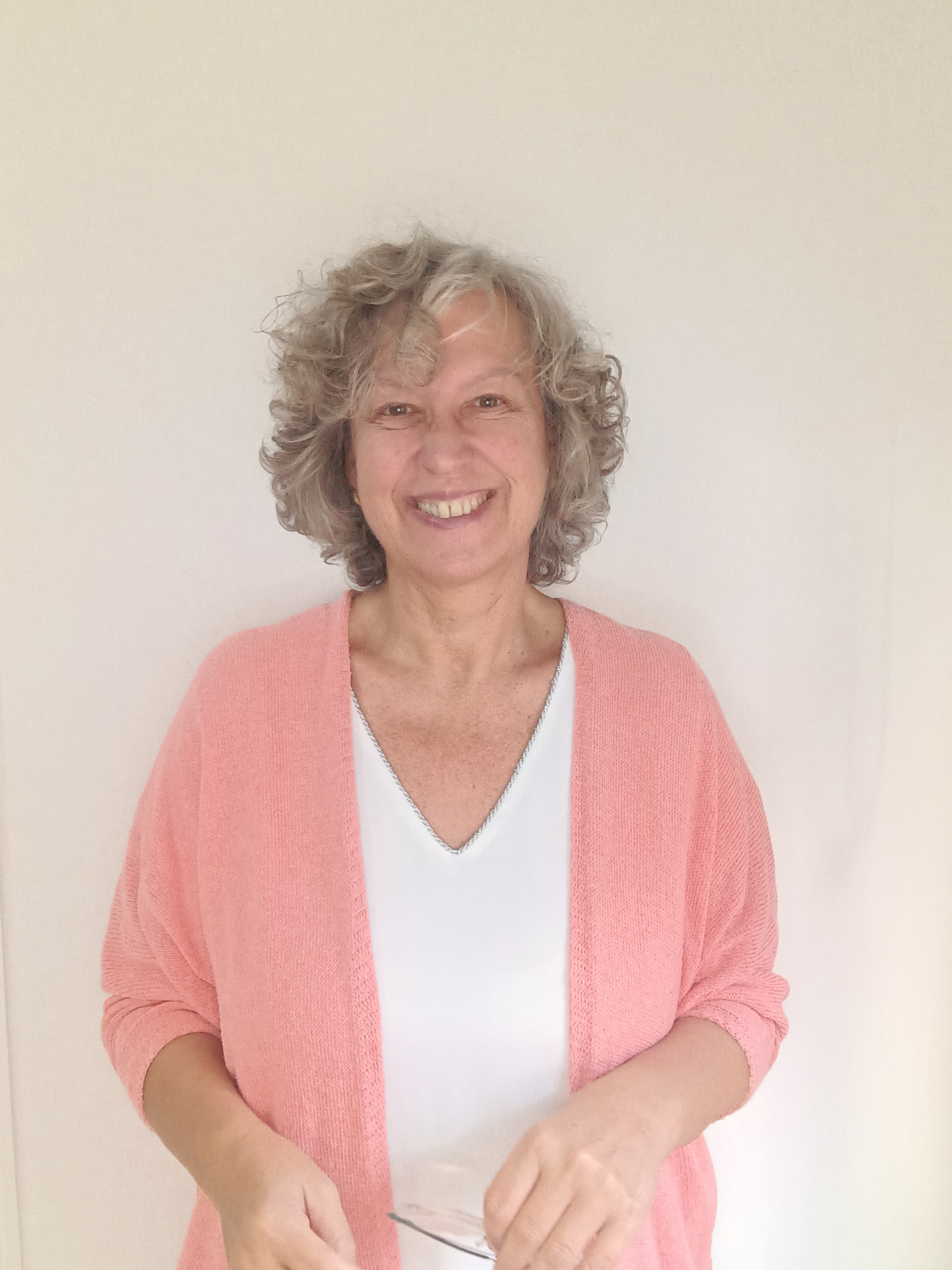 María Yeste, psicóloga, con chaqueta rosa